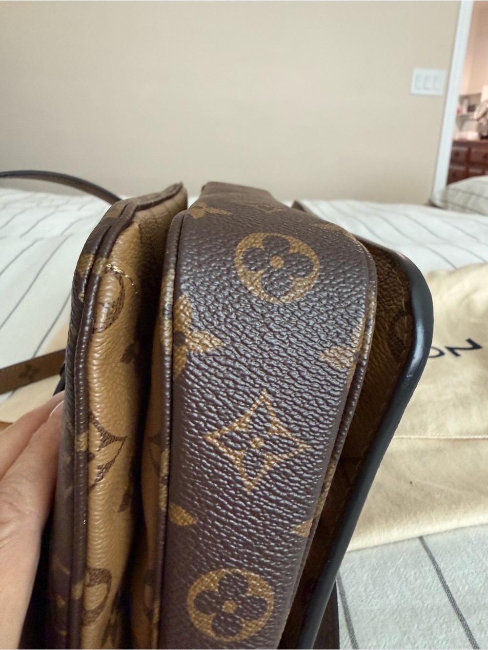 Louis Vuitton reverse Monogram Pochette Métis Crossbody - Medium duster, card - Picture 5 of 12